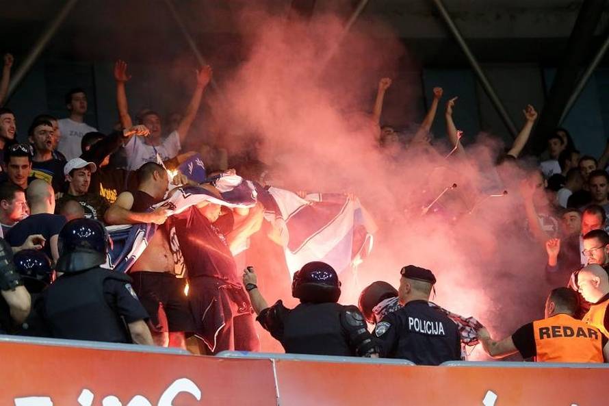 Frka u dvorani: Zadrani palili zastave i tukli se s policijom