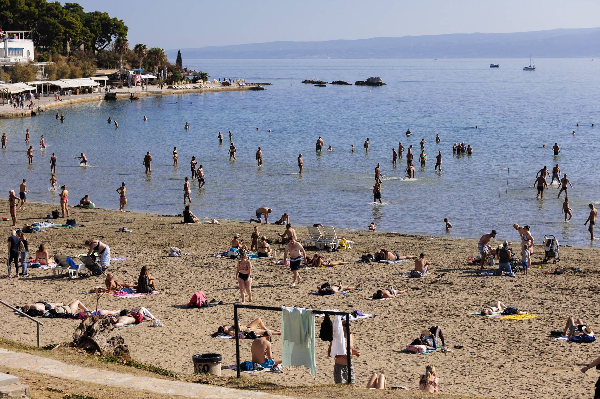 Splićani iskoristili iznadprosječno toplo vrijeme za kupanje na Bačvicama