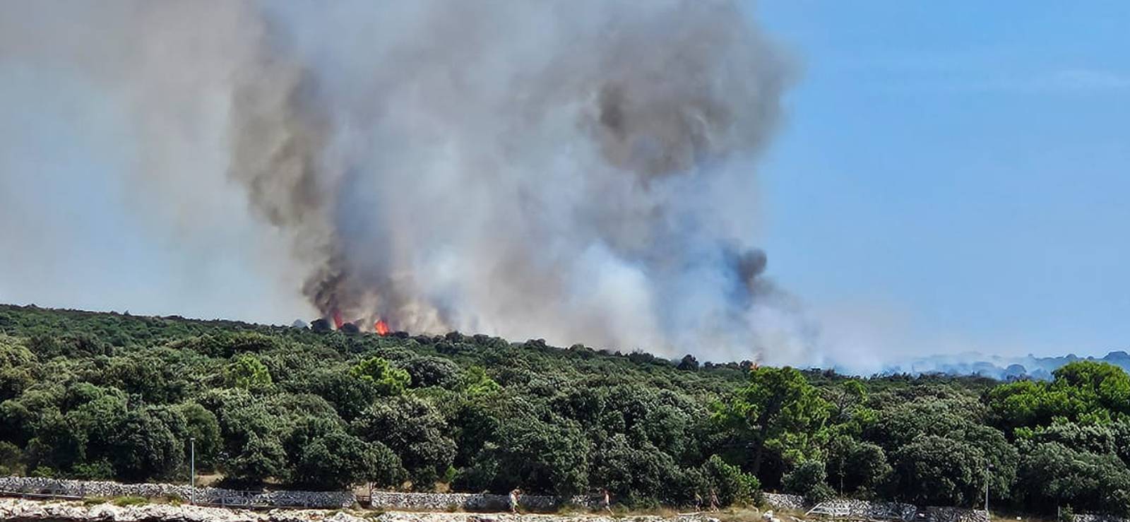 VIDEO Buknuo požar na Pagu! 'Gori šuma, stigli su i kanaderi'