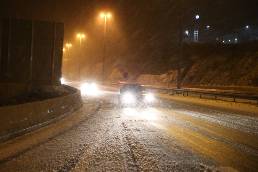 Paraliza zbog mećave: Putnike u Gračacu sklonili u samostan
