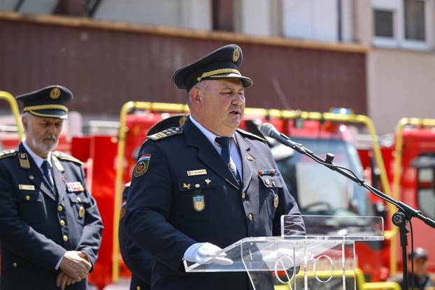 Zagreb: Svečana primopredaja vatrogasnih vozila