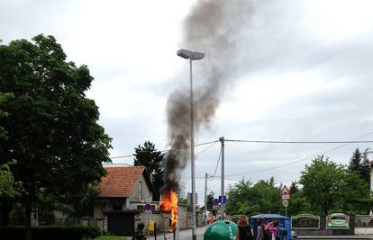 Djeca su zapalila telefonsku govornicu, potpuno izgorjela
