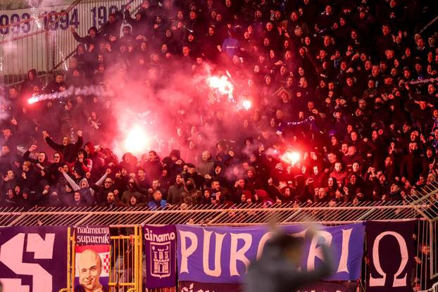 Navijači na tribinama prate susret Hajduka i Dinama