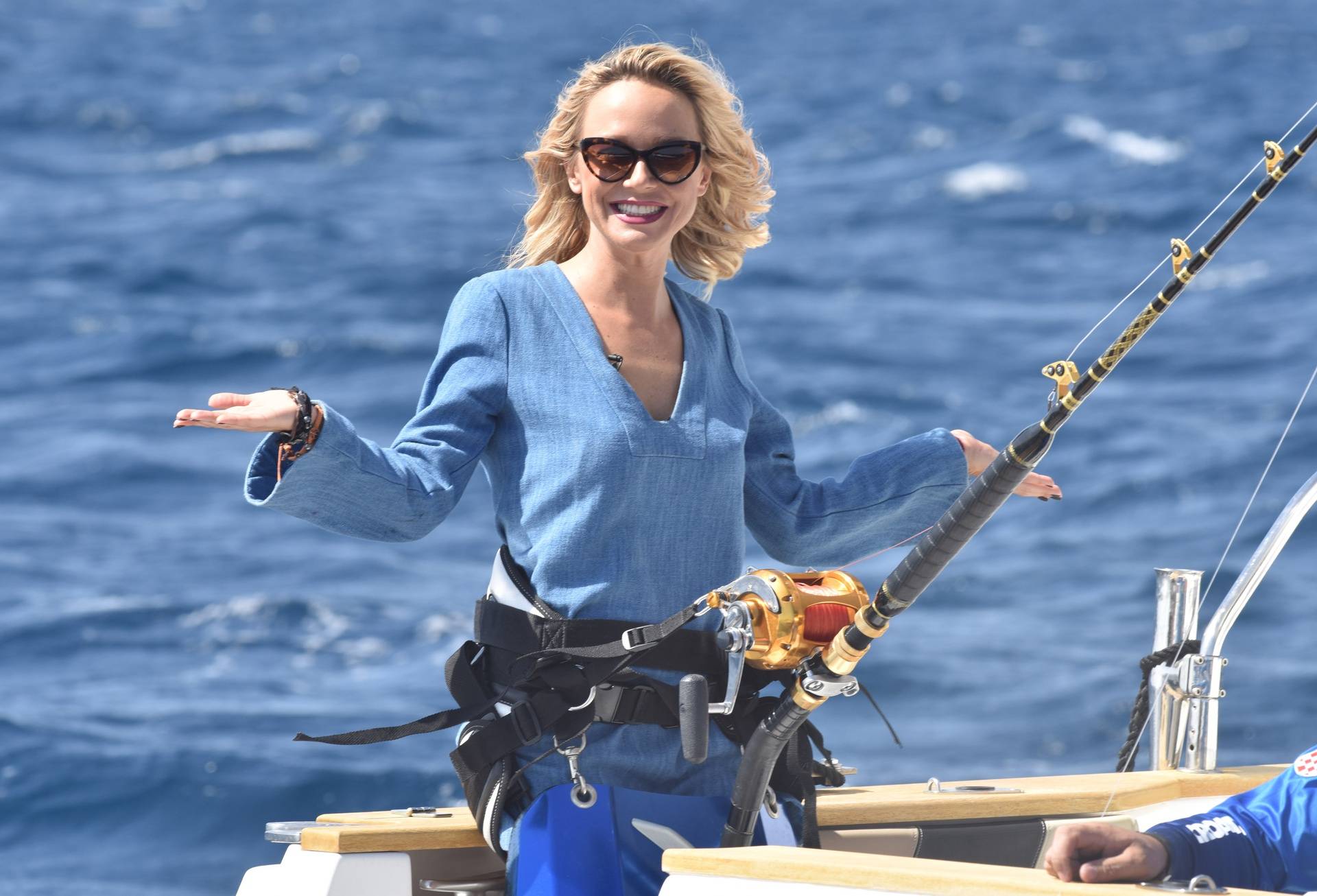 Rogoznica: Pjeva?ica Maja Šuput okušala se ribolovu u sklopu Tuna fever manifestacije