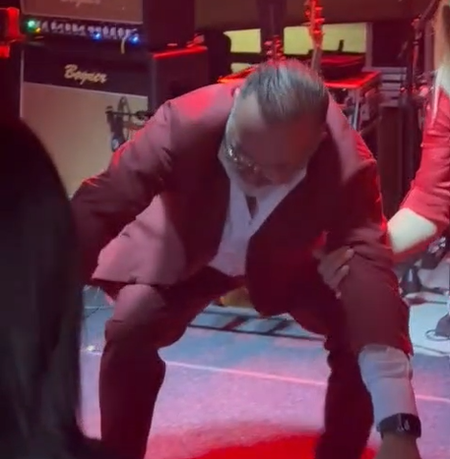 VIDEO Tony Cetinski pao na pod usred koncerta u Beogradu: Kolege mu potrčale u pomoć...
