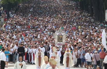 Tri bombe razorile su crkvu, a slika Gospe ostala je netaknuta