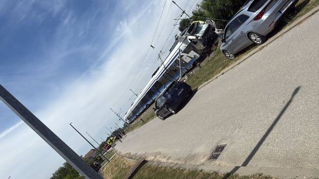 VIDEO Vozač kamiona preminuo nakon stravične nesreće i naleta putničkog vlaka kod Sl. Broda