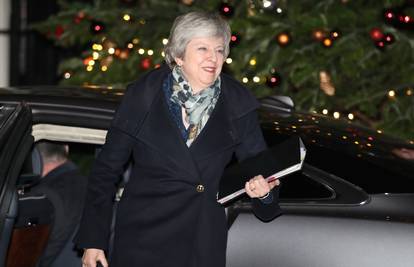 Theresa May ostaje premijerka: Za nju glasovalo 200 torijevaca