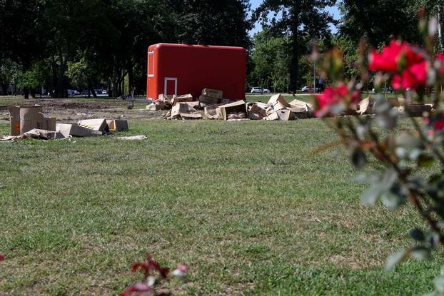 Zagreb: Sendviči i peciva razbacani po Bundeku šest dana nakon Thompsonovog koncerta