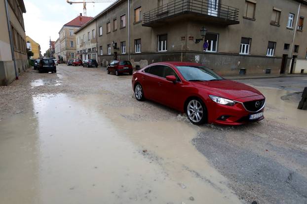 Karlovac: Obilna kiša uzrokovala probleme u prometu