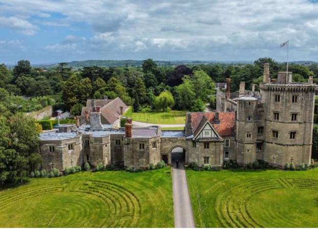 FOTO Dvorci diljem svijeta na prodaju! Neki imaju 200 soba, tamnice, jezera, šume i potoke