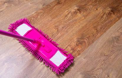 Napravite kod kuće jeftina, ali efikasna sredstva za čišćenje i visoki sjaj drvenih podova