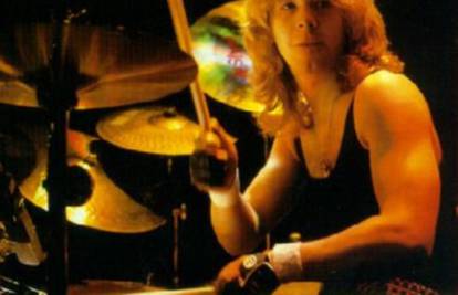 Clive Burr, bivši bubnjar Iron Maidena, umro je u 57. godini