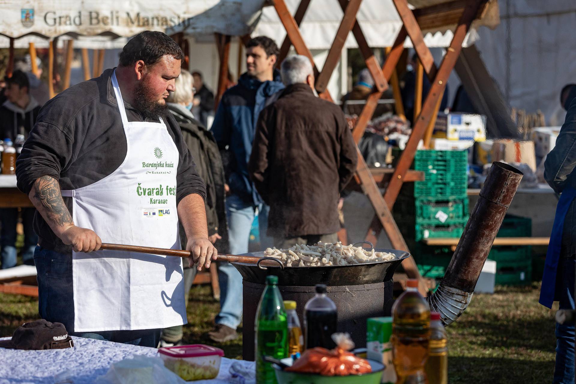 Pogledajte kako je bilo na Čvarakfestu, a tu su i recepti za pitu od čvaraka, juhu i pogačice