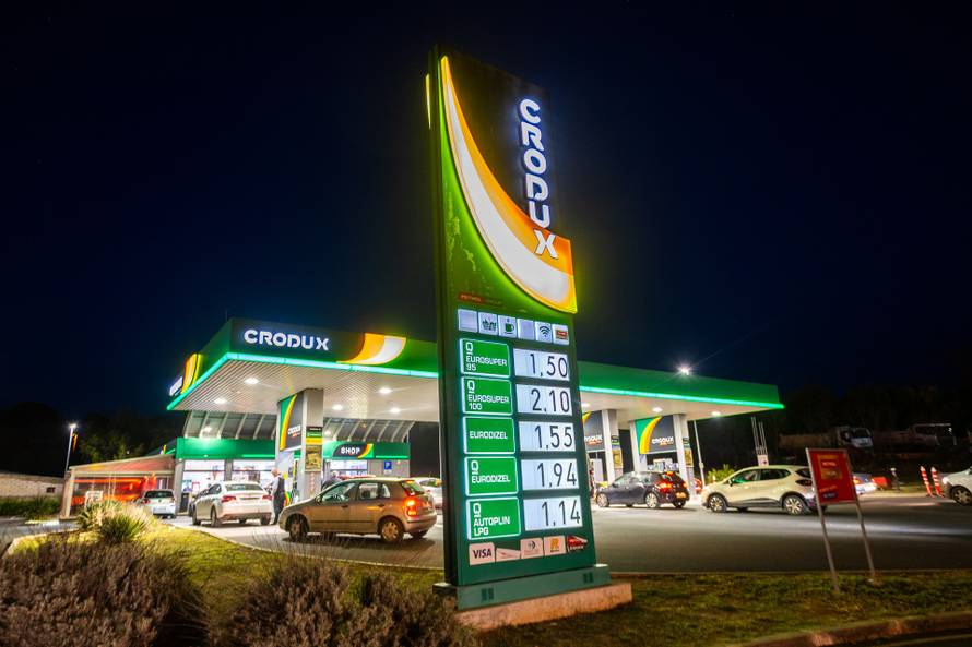 Pula: Automobili na benzinskim pumpama uoči sutrašnjeg poskupljenja benzina