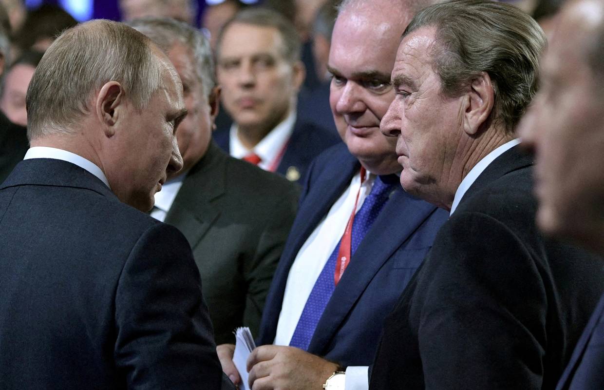 Schroederu oduzeli počasno članstvo u DFB-u zbog Putina