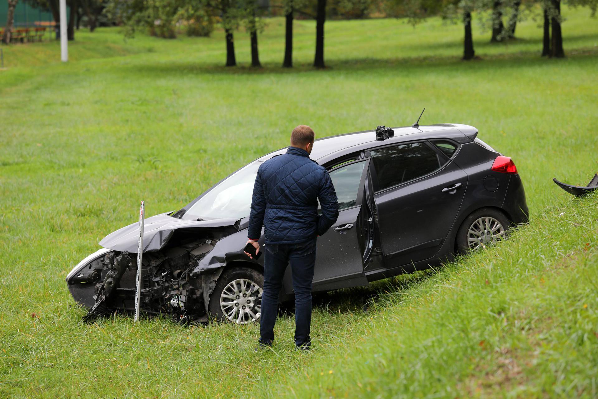 Zagreb: Sudar na cesti kod Markuševca, jedan auto završio je na travi