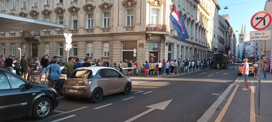 FOTO Ludnica pred policijom u Petrinjskoj: 'Gužva je od rane zore, red je preko pola ulice!'