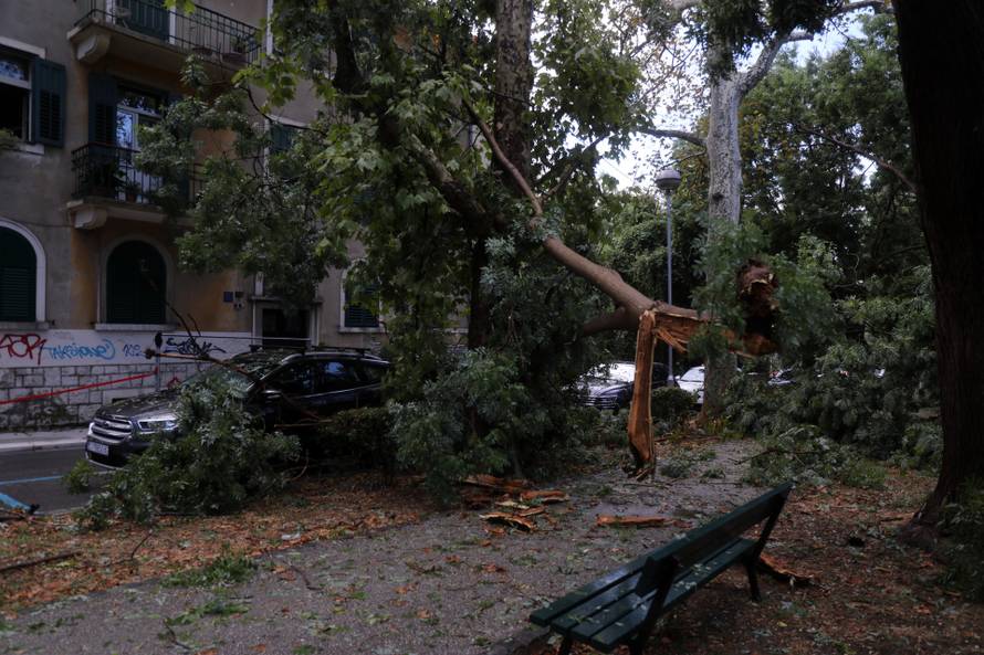 Nevrijeme poharalo Split, vatrogasci imaju pune ruke posla