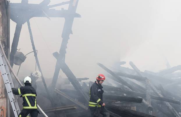 Gore barake uz prugu u Osijeku