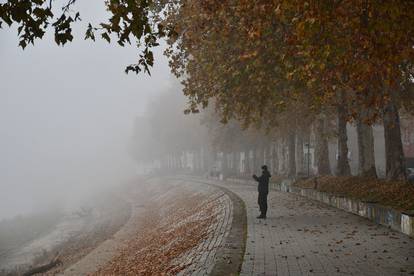 FOTO Gusta magla prekrila ulice u Slavonskom Brodu