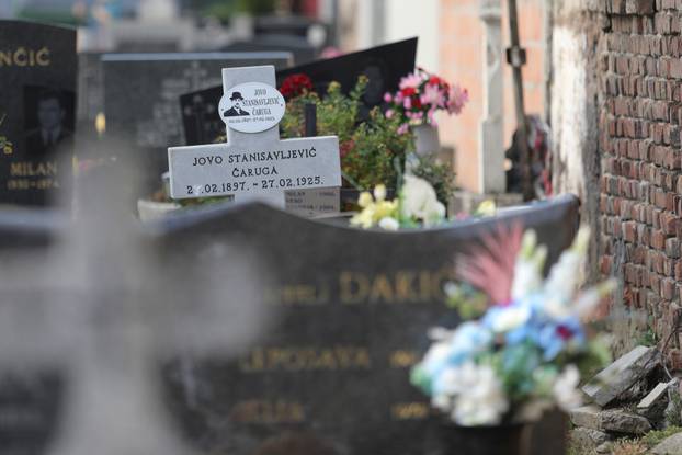 Osijek: Grob Jove Stanisavljevića Čaruge na Aninom groblju