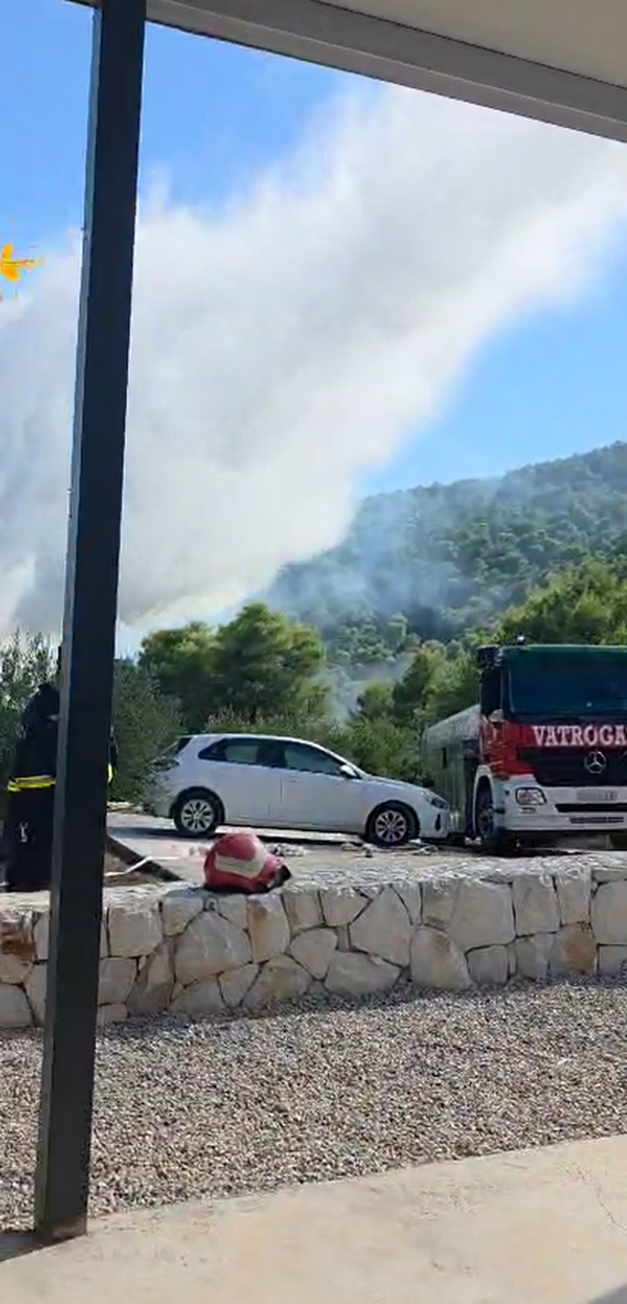 VIDEO Vatrogascima na Šolti stigla ispomoć: 'Za sad ne gori, ali dežurat ćemo kroz cijelu noć'