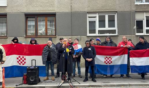 FOTO Ovo je  &scaron;a&ccaron;ica desni&ccaron;ara koji su se okupili pred stanom Toma&scaron;evi&cacute;a! Snimaju ih dronom