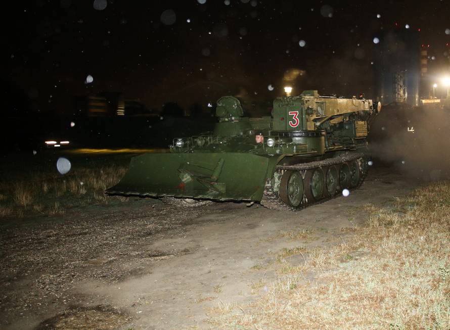 Zagreb: Izvlačenje broda nasukanog na slapovima Save kod toplane