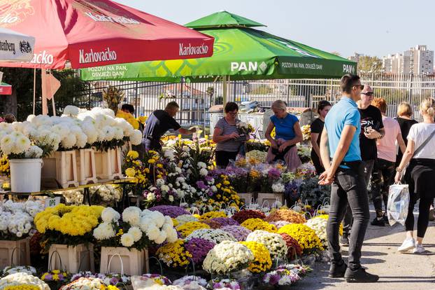 Split: Prodaja cvijeća na groblju Lovrinac uoči blagdana Svih Svetih