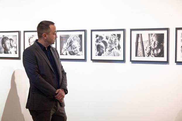 Osijek: Svečano otvorenje izložbe fotografija fotoreporterke Pixsella Emice Elveđi "Srce za Afriku"