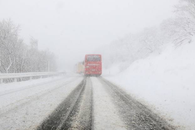 Snijeg paralizirao promet prema Rijeci
