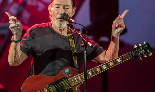 Šok na koncertu: Chris Rea se srušio na bini i počeo se tresti