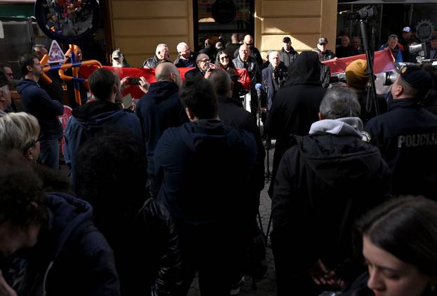 Zagreb: Prosvjed Authtone - Hrvatske stranke prava ispred Srpskog narodnog vije&cacute;a