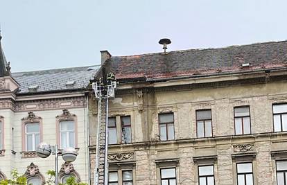 FOTO Urušio se dio fasade u centru Zagreba, stigli vatrogasci