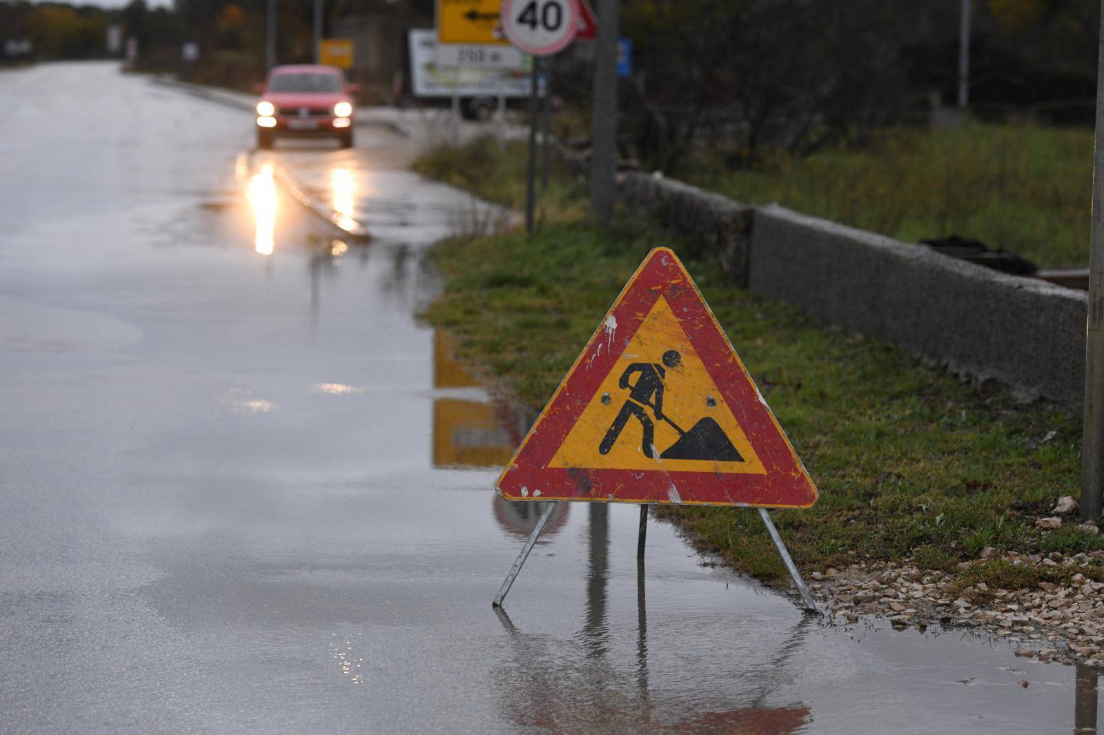 Šibenik: Nakupljena voda na prometnicama nakon obilne kiše otežava promet