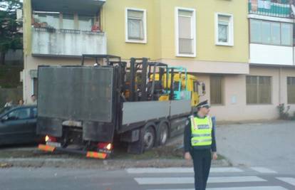 Kamion je udario u auto i zgradu jer nije bio zakočen