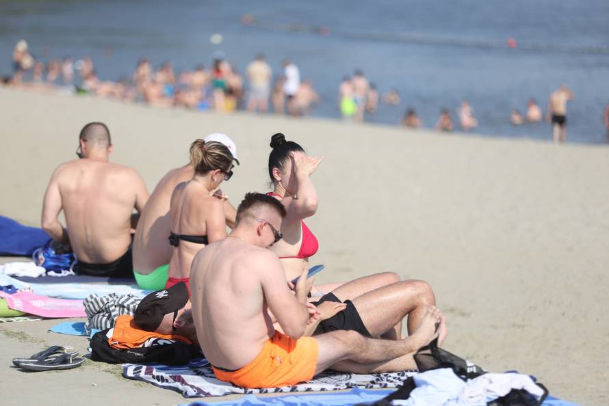 Osijek: Velika temperature je natjerala građane da potraže rashlađenje na Dravi