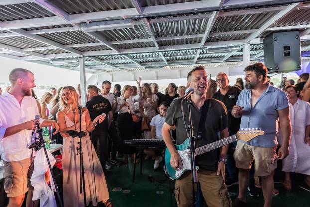 Split: Koncert u čast Oliveru Dragojeviću  na trajektu za Velu Luku