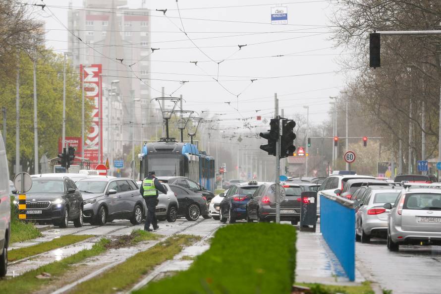 Zagreb: Zatvorena Vukovarska ulica  u smjeru zapada radi uklanjanja stabla