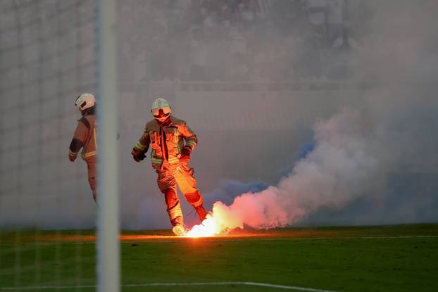 Split: Bakljada na Poljudu tijekom utakmice Hajduk - Dinamo