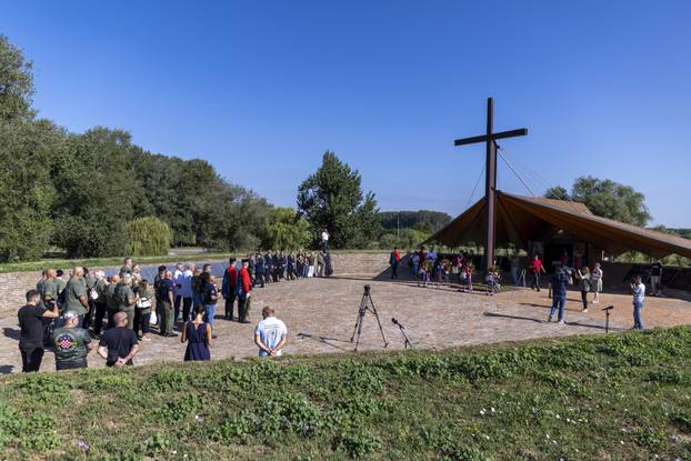Osijek: U povodu Dana pobjede i domovinske zahvalnosti i Dana hrvatskih branitelja, izaslanici Grada Osijeka zaplili su svijeće i položili vijence