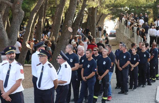 Omiš: Sprovod bivšeg vatrogasnog zapovjednika Drage Lelasa