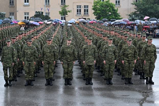 FOTO Suze i zagrljaji u Požegi: 900 novih ročnika položilo prisegu, među njima i 53 žene