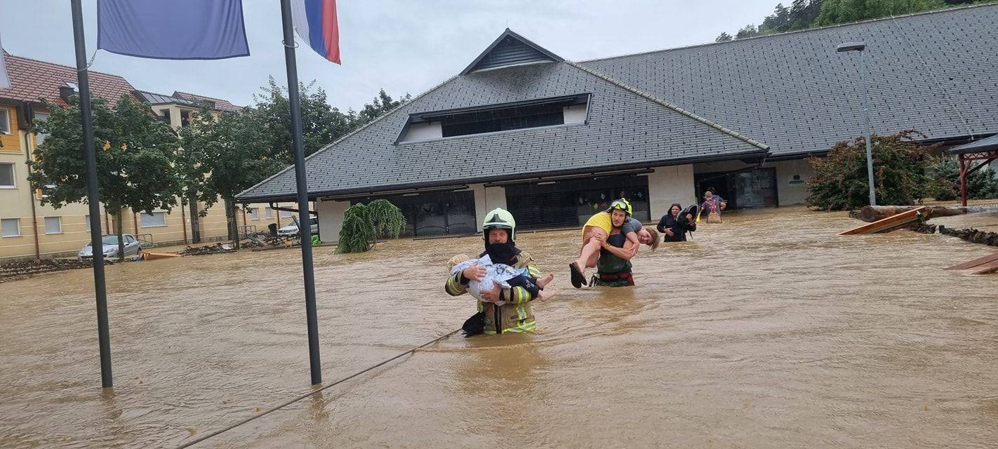 FOTO Vatrogasci spašavali djecu iz vrtića u Sloveniji, prestrašene ih iznosili u rukama po poplavi