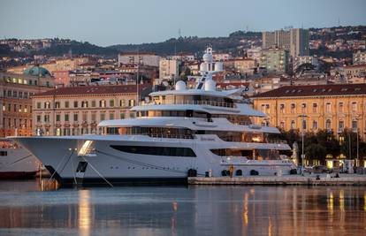 Iz Rijeke premjestili jahtu kojoj su zabranili isploviti zbog veze s oligarsima. Odlazi u Trogir