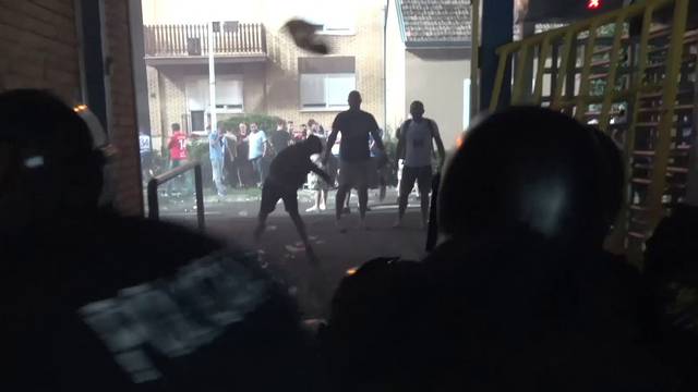 Policija objavila snimku nereda u Osijeku: Letjele cigle, baklje...