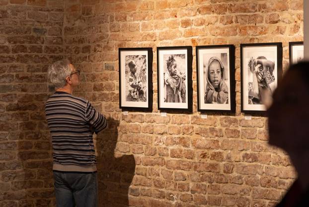 Osijek: Svečano otvorenje izložbe fotografija fotoreporterke Pixsella Emice Elveđi "Srce za Afriku"