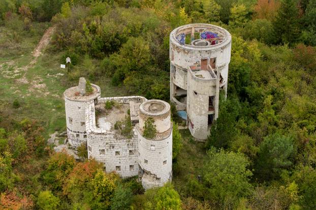 Pogled iz zraka na najpoznatiji sarajevski opservatorij Bistrik kula na Trebeviću
