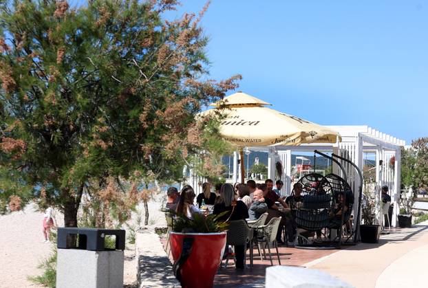 Brodarica: Sun?an dan za ugodna druženja i sun?anja na Rezalištu